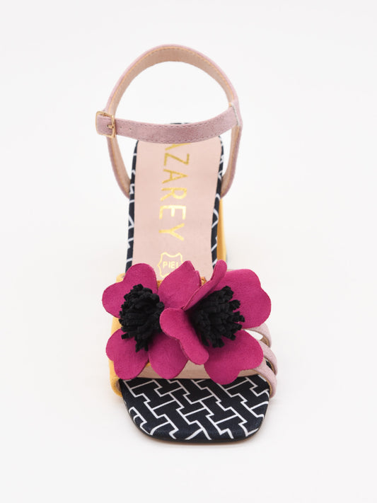 Sandalias de tacón ancho en mostaza y rosa con flor en relieve. Elegantes, cómodas y sofisticadas.