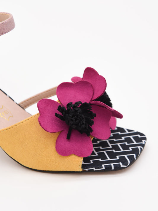 Sandalias de tacón ancho en mostaza y rosa con flor en relieve. Elegantes, cómodas y sofisticadas.