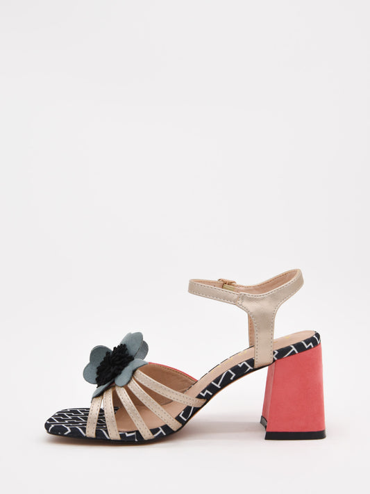 Sandalias coral con tacón ancho, flor decorativa y correa ajustable. Elegantes, cómodas y modernas.