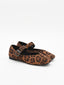 Ballerina con stampa leopardata e chiusura a fibbia.
