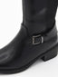 Bota alta de mujer en material sintético negro efecto piel, con hebilla lateral y tacón bajo ancho.