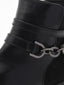 Botín negro de mujer en material sintético efecto piel, con detalle de cadena metálica lateral y tacón bajo ancho.
