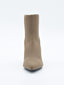 Botín taupe de tejido elástico tipo calcetín con caña media ajustada y tacón ancho geométrico en negro.