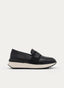 Mocassino sportivo nero con zeppa e elastici.