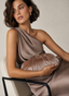 Clutch taupe in velluto arricciato per feste.