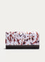 Bolso clutch rectangular con base marrón chocolate y amplia solapa blanca estampada con manchas irregulares en marrón, teja y negro. Incluye cierre frontal y fina cadena dorada para llevar al hombro.