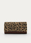 Bolso clutch rectangular en color marrón con gran solapa de estampado leopardo en tonos camel y negro. Presenta cierre magnético y fina cadena dorada para llevar al hombro.
