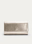 Bolso de fiesta rectangular en color champán metalizado, con solapa frontal amplia, logo AZAREY, cierre magnético y cadena dorada. El interior incorpora compartimentos y bolsillo con cremallera.