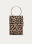 Bolso de mano rectangular con estampado leopardo en beige, marrón y negro. Presenta una gran asa circular metálica dorada, cierre superior de cremallera y tirador dorado. Su diseño es compacto, plano y elegante.