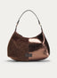 4. DESCRIPCIÓN DE IMAGEN · LONGDESC

Bolso hobo de silueta redondeada en tonos marrón chocolate y cobre, con diseño dividido entre una zona de textura efecto pelo y un panel metalizado brillante. Presenta asa corta oscura para llevar al hombro, herrajes dorados y cierre superior con cremallera.