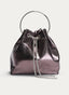 Bolso de fiesta tipo saco en color plomo metalizado, de silueta estructurada y base rectangular. Presenta una gran asa rígida circular plateada y cierre superior fruncido mediante cadena metálica pasada por ojales. El interior es amplio y de tonalidad oscura.