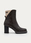 Botín de mujer en color marrón oscuro, con detalle beige en la parte superior trasera, cremallera lateral, tacón ancho negro y suela negra con relieve. Presenta una silueta elegante y cómoda, ideal para looks de diario o de vestir.