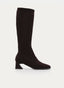 Bota alta de mujer en color marrón oscuro con caña ajustada tipo calcetín y textura acanalada vertical. Presenta puntera cuadrada, tacón geométrico de altura media en tono oscuro con detalle metalizado lateral y silueta limpia de estilo elegante.
