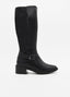Bota alta negra con hebilla lateral y tacón bajo