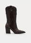 Bota alta de mujer en color marrón oscuro con inspiración cowboy. Presenta puntera afilada, tacón ancho alto, bordados decorativos en la caña, tirador superior y detalles efecto serpiente en la puntera, laterales y borde superior.
