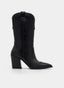 Bota alta de mujer en color negro con inspiración cowboy. Presenta puntera afilada, tacón ancho alto, tirador superior, bordados decorativos tono sobre tono en la caña y detalles efecto serpiente en la puntera, laterales y borde superior.