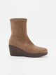Stivaletto taupe con zeppa di rosa amata.