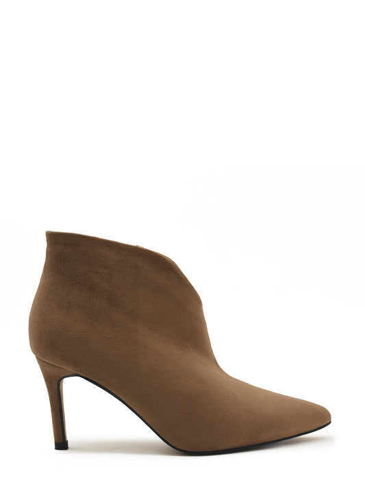 Thin-heeled ankle boots in earth color