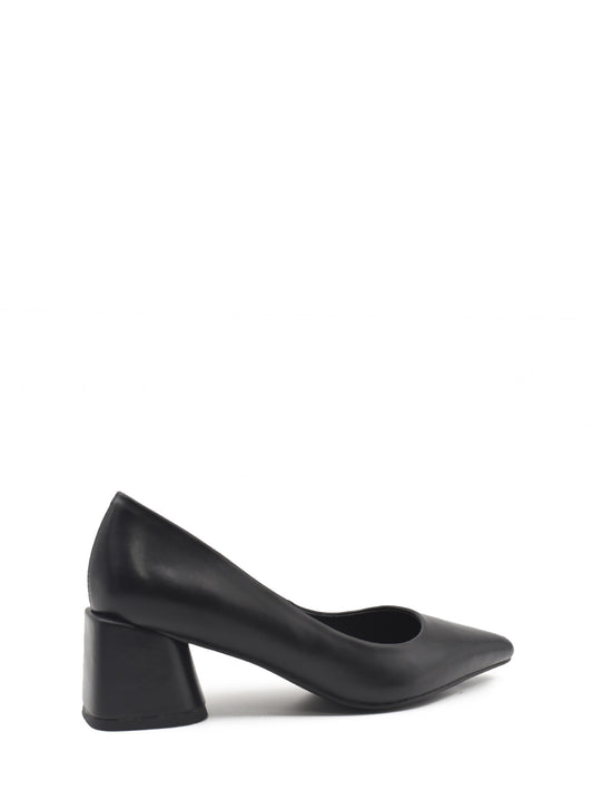 Wide heel shoe in black