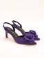 Zapatos de tacón púrpura con flor decorativa