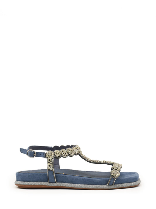 Sandalia azul plana con adorno de pedrería
