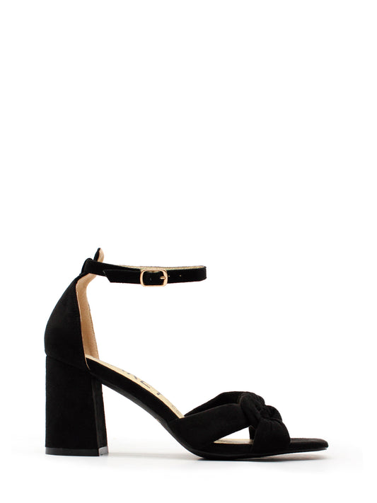 Black sandal with square heel