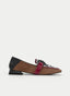 Zapato femenino tipo mocasín en color marrón con talón negro. Presenta punta fina, pala con estampado cebra en blanco y negro, franja fucsia vertical, adorno de cadena negra sobre el empeine y tacón bajo ancho.