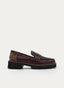 Mocasín estilo loafer en tonos burdeos, negro y camel, con textura visual efecto serpiente, pala con antifaz decorativo, punta redondeada y suela negra dentada de estilo track de la marca de calzado Azarey