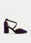 Zapato salón en color morado con acabado aterciopelado, punta fina y tacón ancho alto. Diseño elegante con tiras cruzadas al tobillo y cierre de hebilla lateral que aporta un estilo sofisticado y femenino ideal para eventos y celebraciones.