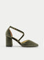 Zapato salón en color verde con acabado aterciopelado, punta fina y tacón ancho alto. Diseño elegante con tiras cruzadas al tobillo y cierre de hebilla lateral que aporta un estilo sofisticado y femenino ideal para eventos y celebraciones.