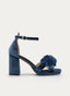 SANDALIAS CON PLATAFORMA EN TERCIOPELO AZUL CON FLORES Y TACÓN ANCHO
