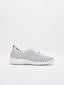Zapatillas blancas troqueladas de mujer, diseño moderno y suela cómoda.