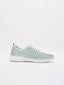 Zapatillas verdes de mujer, cómodas, con diseño troquelado y suela blanca.