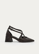 Scarpin marrom com tiras, tachas e salto largo.