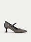 Zapato femenino tipo mercedita en color negro con dibujo de cuadros en tono claro. Presenta silueta de salón con punta fina, tira al empeine con detalle metálico cuadrado y tacón medio de forma estilizada.