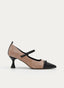 Zapato salón tipo mercedita en color nude con puntera negra, punta fina y tira negra sobre el empeine con cierre lateral. Presenta tacón medio tipo copa en negro, silueta cerrada y tirador trasero.