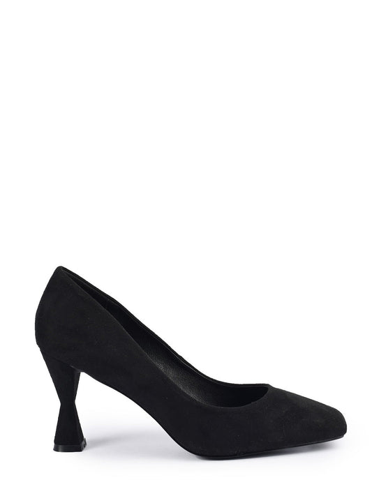 Black pump with cup heel