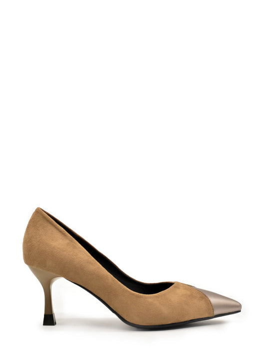 Zapato de salón para mujer de color taupe con puntera metalizada de Azarey