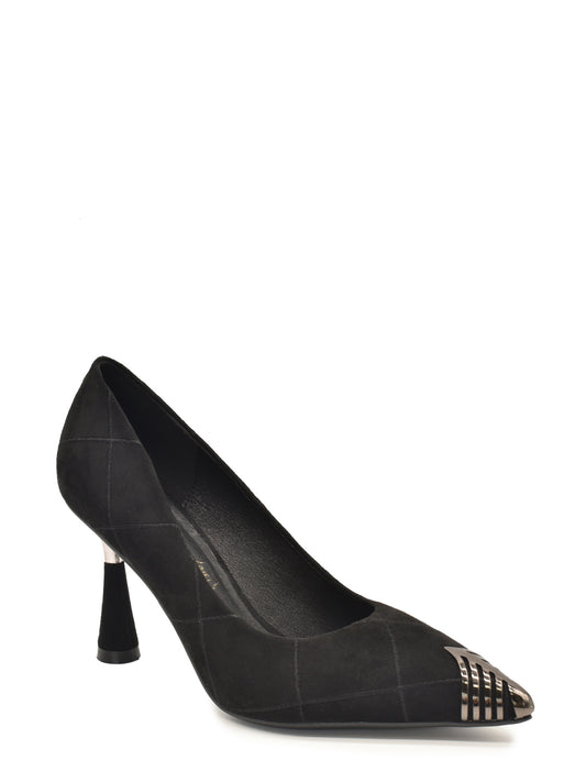 Zapato de salón negro con aplique en punta y tacón