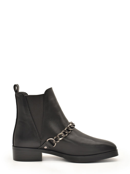 Ankle boot with flat chain