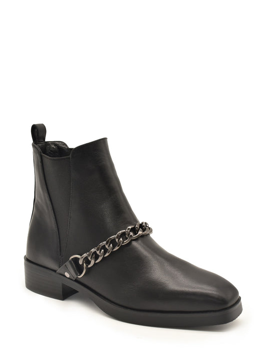 Ankle boot with flat chain