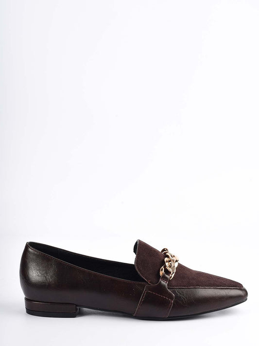 Zapato plano marrón con cadena