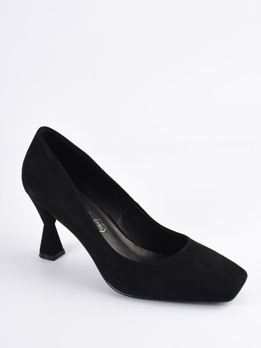 Black pump with cup heel