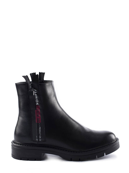 Urban ankle boot with black zippers