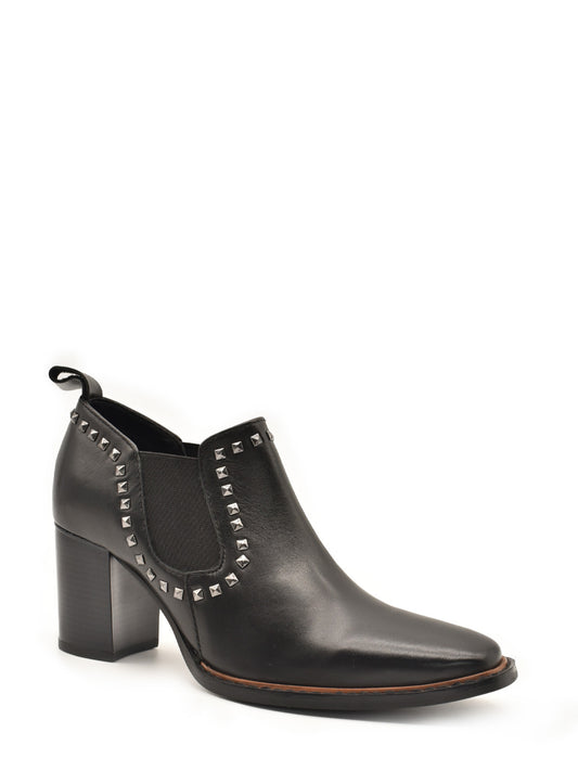 Black wide-heeled leather shoe